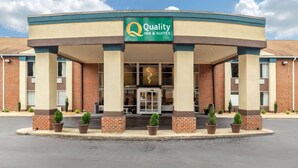 A hotel entrance with a sign reading "Quality Inn & Suites".