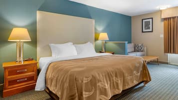 Bureau, rideaux occultants, fer et planche à repasser