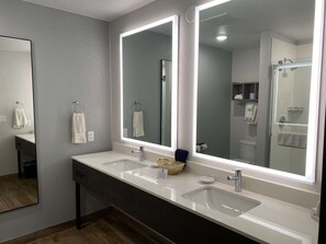 Kamar Standar, 2 Tempat Tidur Queen, akses difabel, bathtub | Kamar mandi | Perlengkapan kamar mandi ramah lingkungan, pengering rambut,  dan handuk