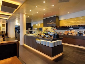 Daily buffet breakfast (CHF 32 per person)