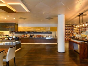 Dagelijks ontbijtbuffet (CHF 32 per persoon)