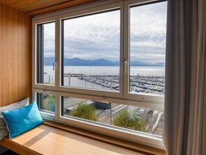 Ropa de cama de alta calidad y minibar 