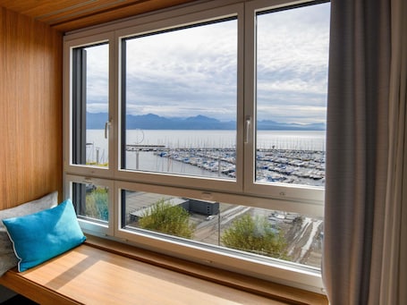 Premium bedding, minibar, in-room safe, desk