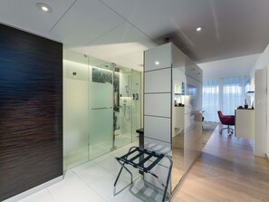 Premium bedding, minibar, in-room safe, desk - Mövenpick Hotel Lausanne (Lausanne)
