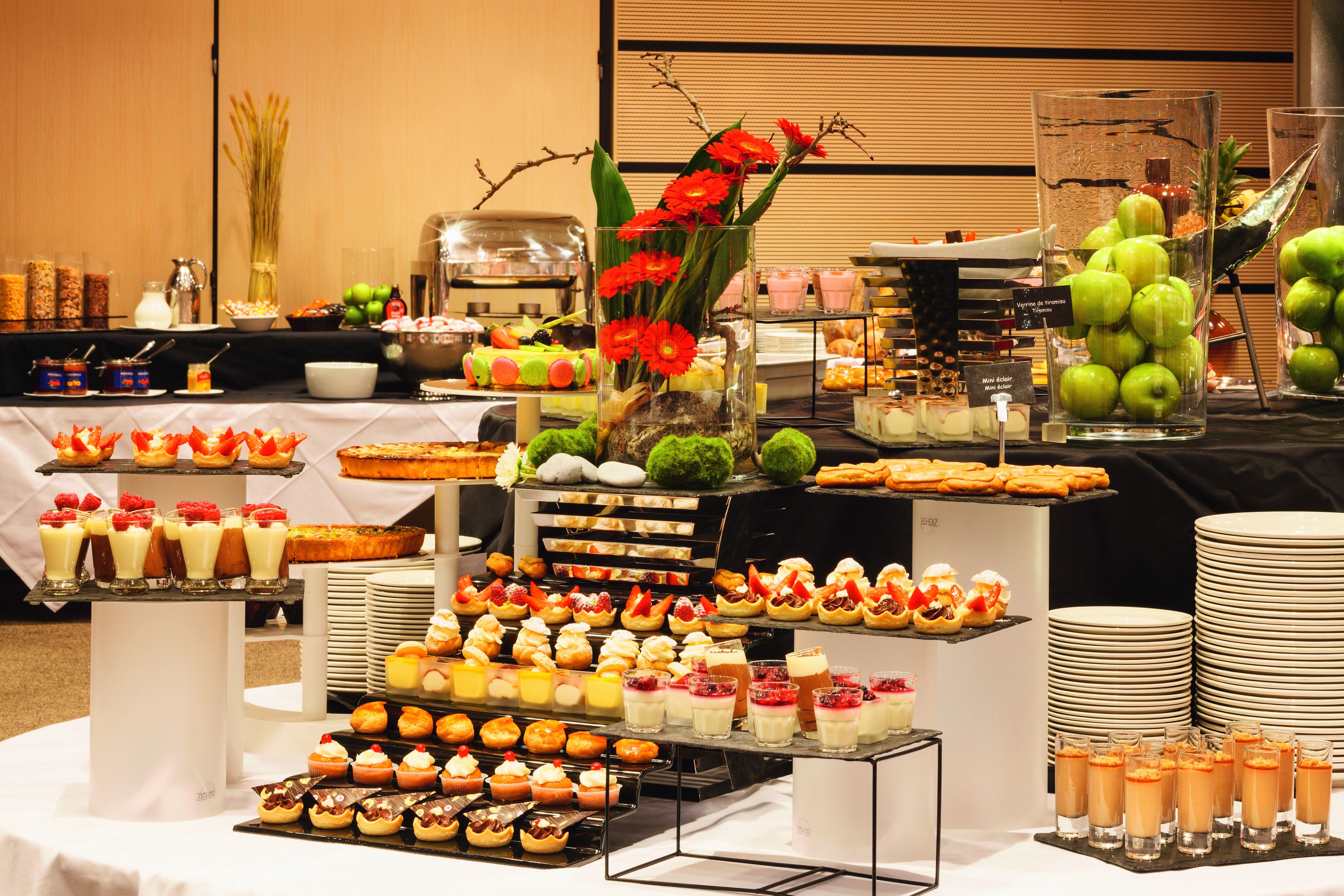 Ein Buffet mit verschiedenen Desserts und Früchten.