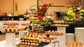 Ein Buffet mit verschiedenen Desserts und Früchten.