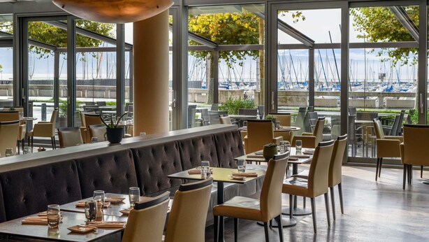 Un restaurante con vistas al puerto deportivo.