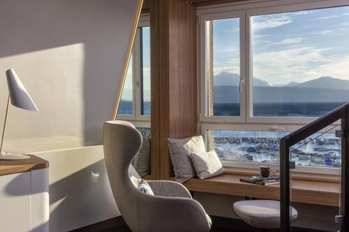 Suite, 1 très grand lit, vue lac | Literie de qualité supérieure, minibar, coffres-forts dans les chambres