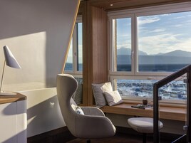 Suíte, 1 cama King, vista para o lago | Roupas de cama premium, frigobar, cofres nos quartos, escrivaninha