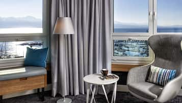 Suíte júnior, 1 cama Queen, vista para o lago | Roupas de cama premium, frigobar, cofres nos quartos, escrivaninha