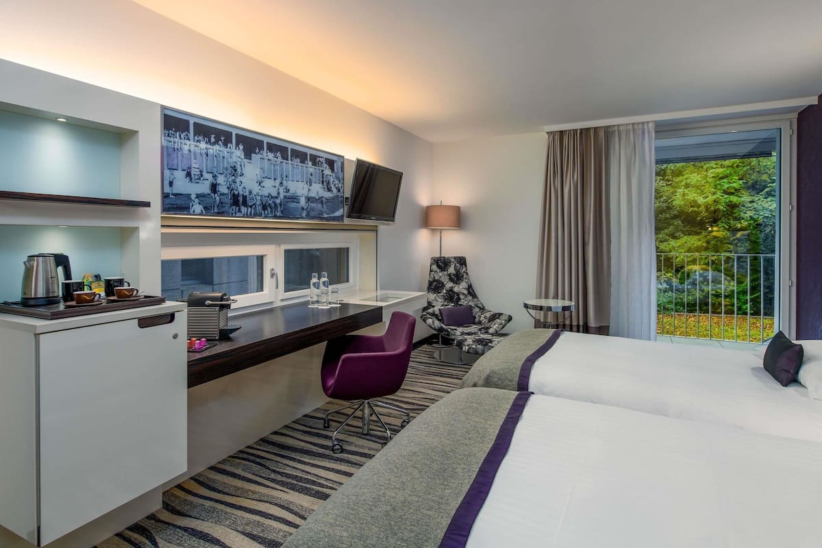 Premium Twin Room, 2 Twin Beds | Premium bedding, minibar, in-room safe, desk