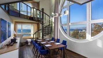 Suite, 1 cama de matrimonio grande, vistas al lago | Ropa de cama de alta calidad, minibar, caja fuerte y escritorio