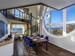 Suite, 1 kingsize bed, uitzicht op meer | Luxe beddengoed, een minibar, een kluis op de kamer, een bureau