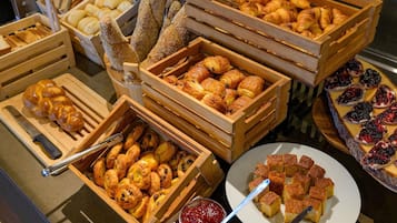 Une variété de produits de boulangerie présentés dans des caisses en bois.