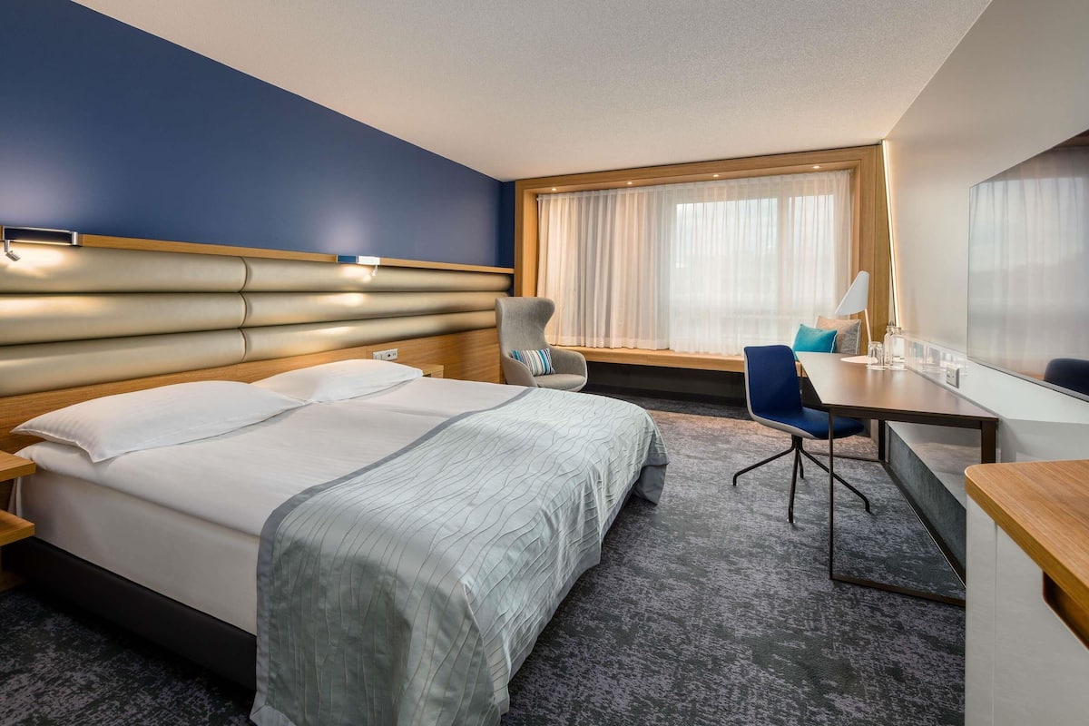 Superior kamer, 1 queensize bed | Luxe beddengoed, een minibar, een kluis op de kamer, een bureau