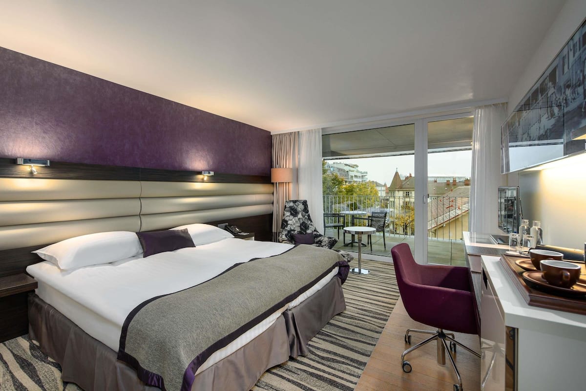 Premium kamer, 1 queensize bed | Luxe beddengoed, een minibar, een kluis op de kamer, een bureau