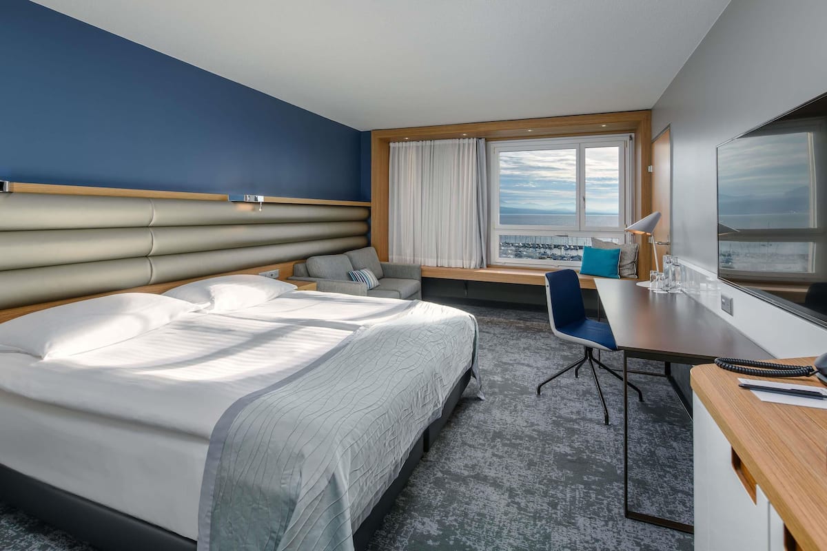 Deluxe kamer, 1 queensize bed, uitzicht op meer | Luxe beddengoed, een minibar, een kluis op de kamer, een bureau