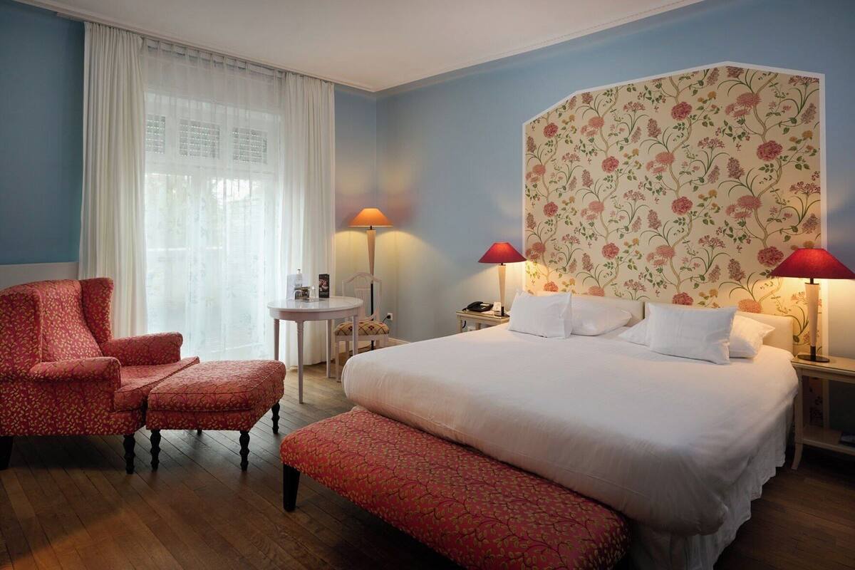 Een minibar, een kluis op de kamer, een bureau, geluiddichte muren