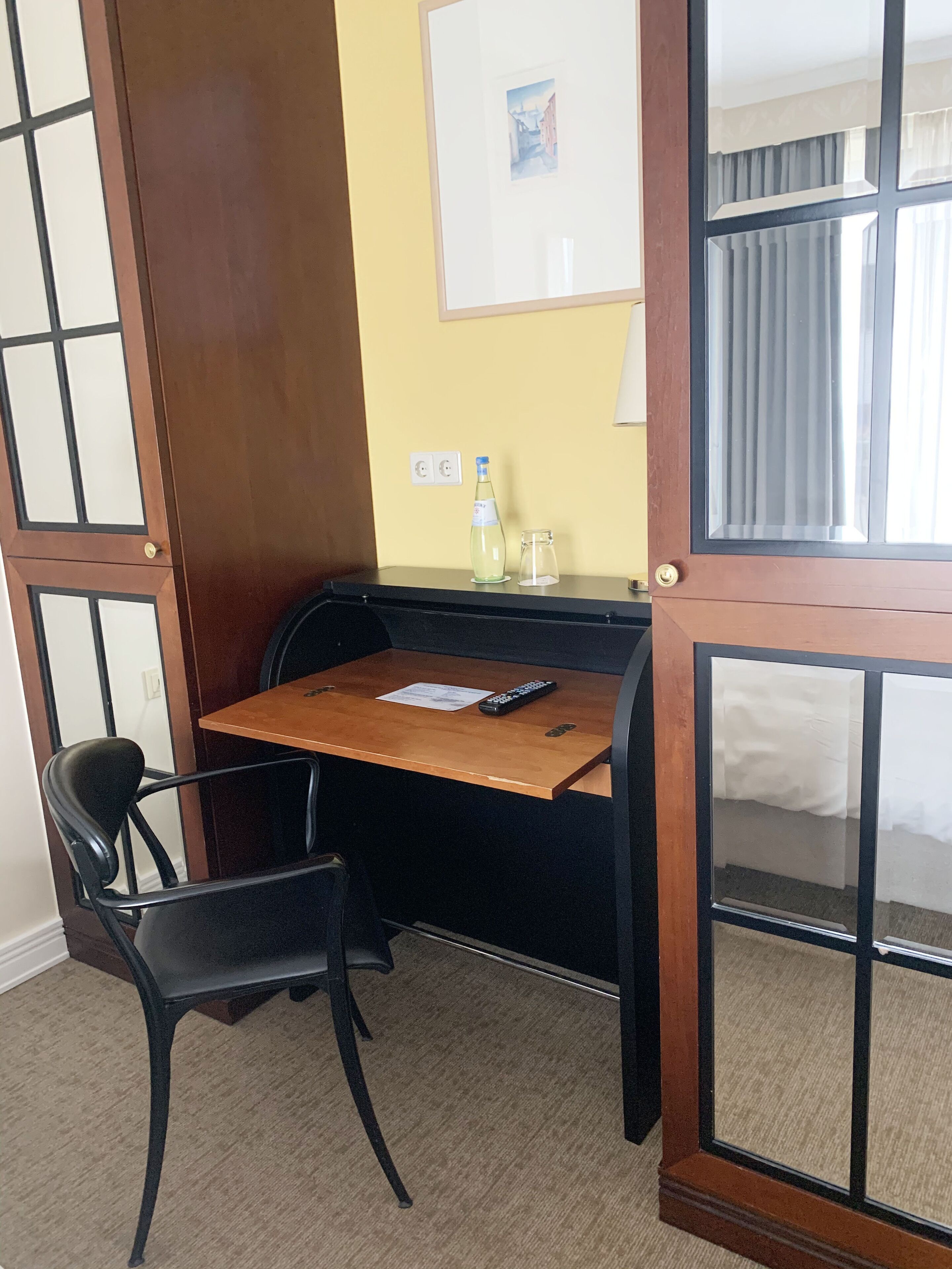 superior room, 1 queen bed, park view | minibar, in-room safe, desk, soundproofing