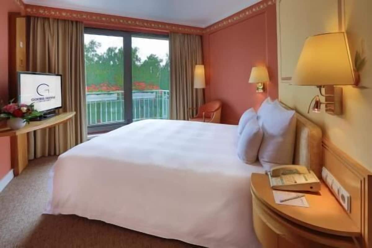 Minibar, in-room safe, desk, soundproofing