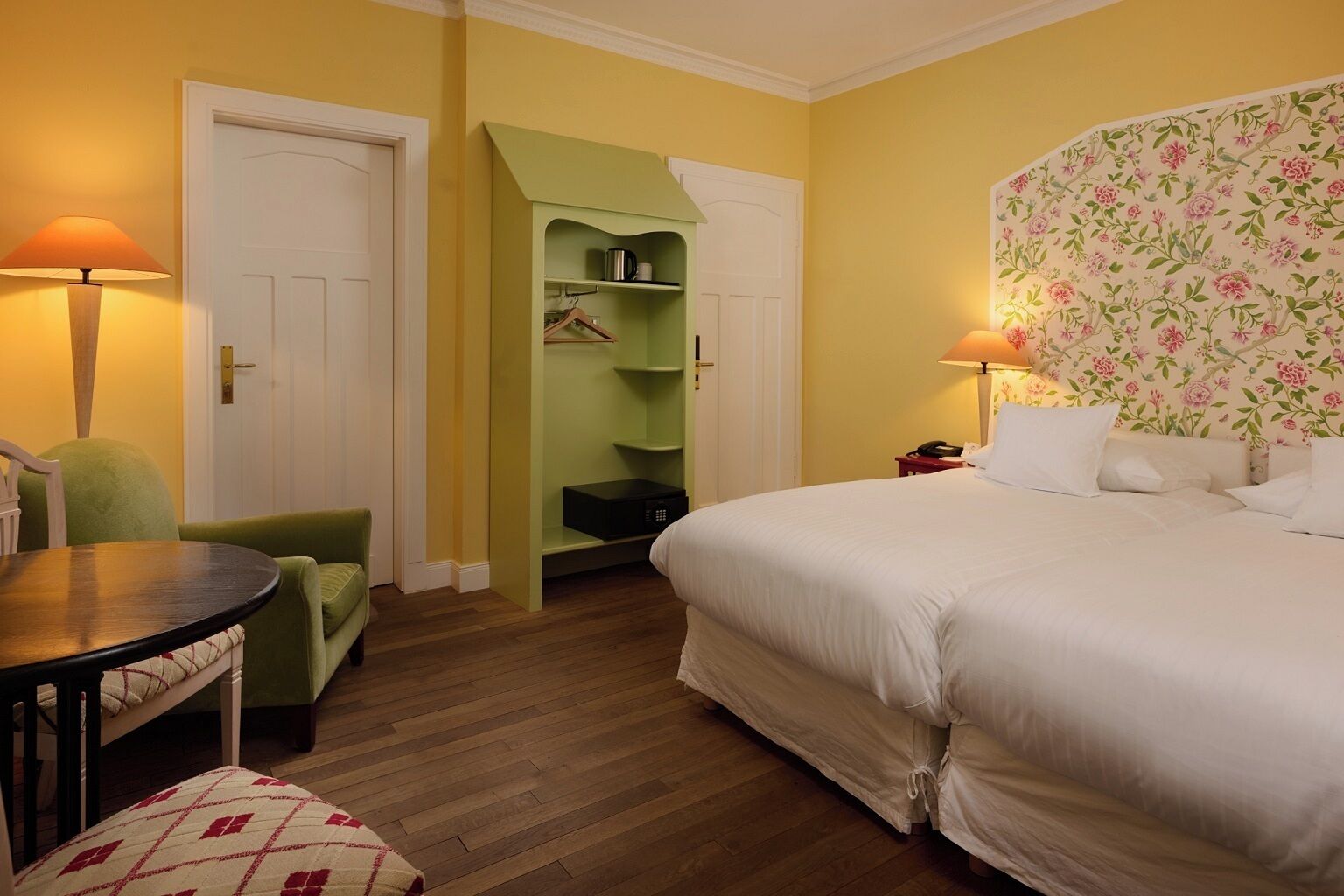 Habitación doble Confort, 1 habitación, en edificio contiguo | Minibar, caja de seguridad en la habitación y escritorio 