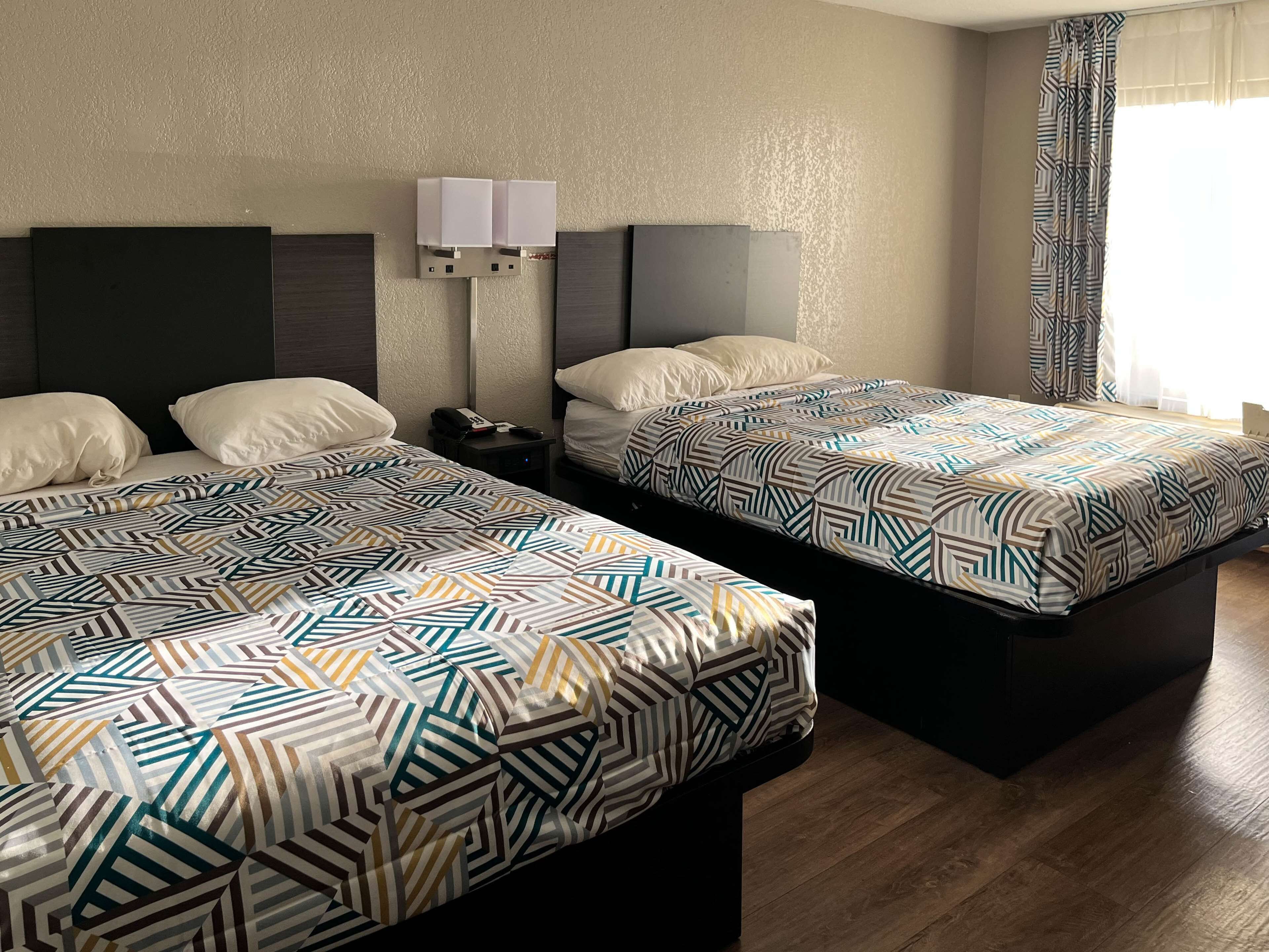 Skrivebord, arbejdsområde til bærbare computere, mørklægningsgardiner