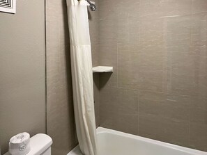 Combined shower/tub, hair dryer, towels, soap - Motel 6 Montgomery, AL - Eastern Blvd. (Montgomery)