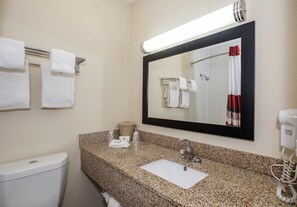 Ensemble douche/baignoire, articles de toilette gratuits, sèche-cheveux
