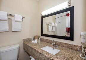 Combined shower/tub, free toiletries, hair dryer, towels