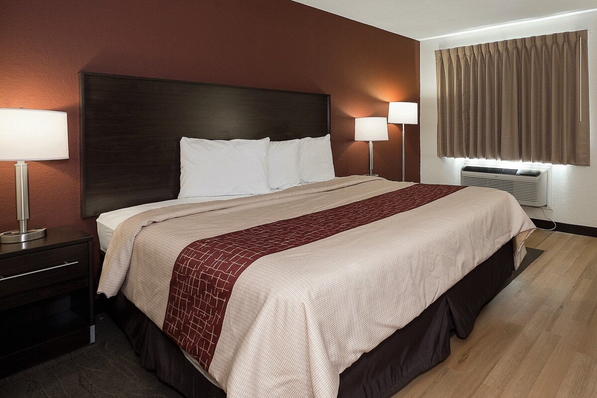 Standard Room, 1 King Bed, Non Smoking | Desk, WiFi (free), bed sheets