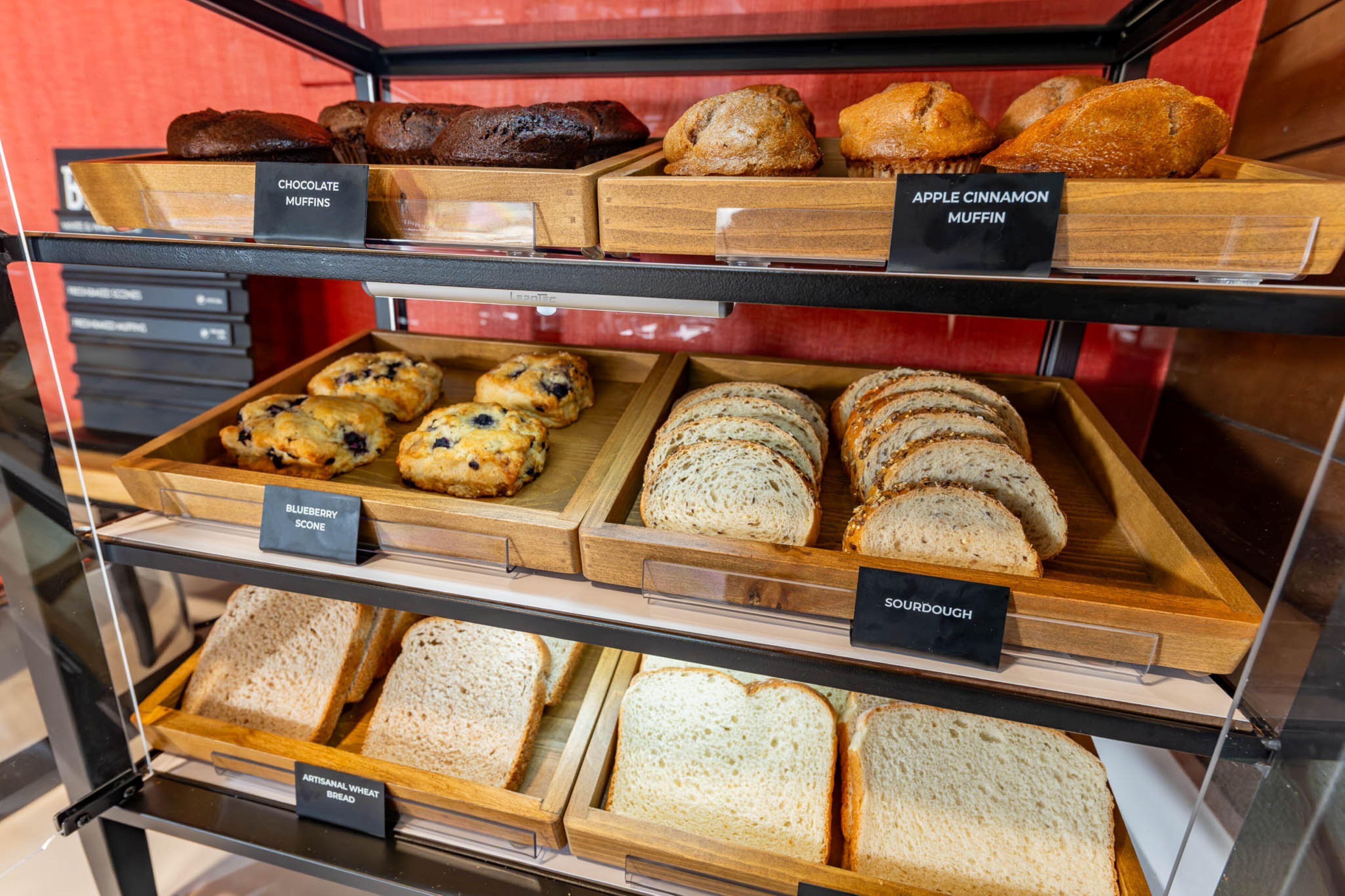 Ett bageridisplay med olika sorters bakverk.