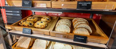 Ett bageridisplay med olika sorters bakverk.
