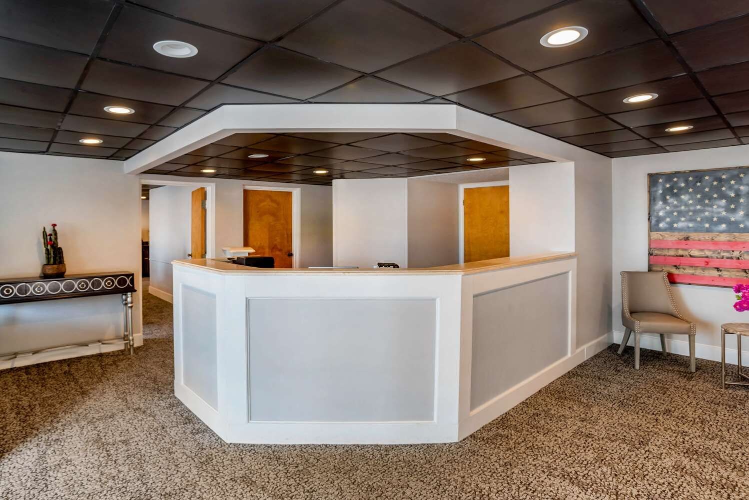 En reception med en hvid disk, en trædør og en væg med stjernedesign.