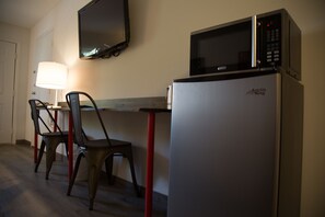 เครื่องนอนระดับพรีเมียม, เตียงพร้อมฟูกเสริมที่นอน, ผ้าม่านกันแสง