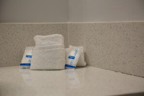 ฝักบัว, เรนชาวเวอร์, ไดร์เป่าผม (มีให้บริการตามคำขอ), ผ้าเช็ดตัว