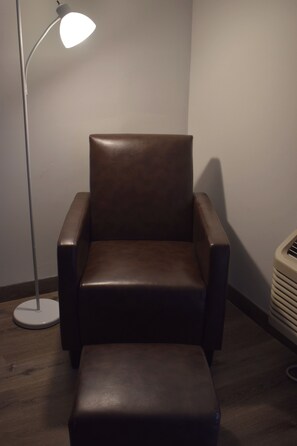 ห้องสแตนดาร์ด, เตียงคิงไซส์ 1 เตียง, ปลอดบุหรี่ | เครื่องนอนระดับพรีเมียม, เตียงพร้อมฟูกเสริมที่นอน, ผ้าม่านกันแสง