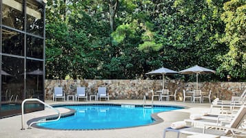 Indendørs pool, sæsonbestemt udendørs pool, parasoller, liggestole
