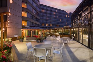 Indoor pool, seasonal outdoor pool, pool umbrellas, sun loungers - The Westin Atlanta Airport (College Park)