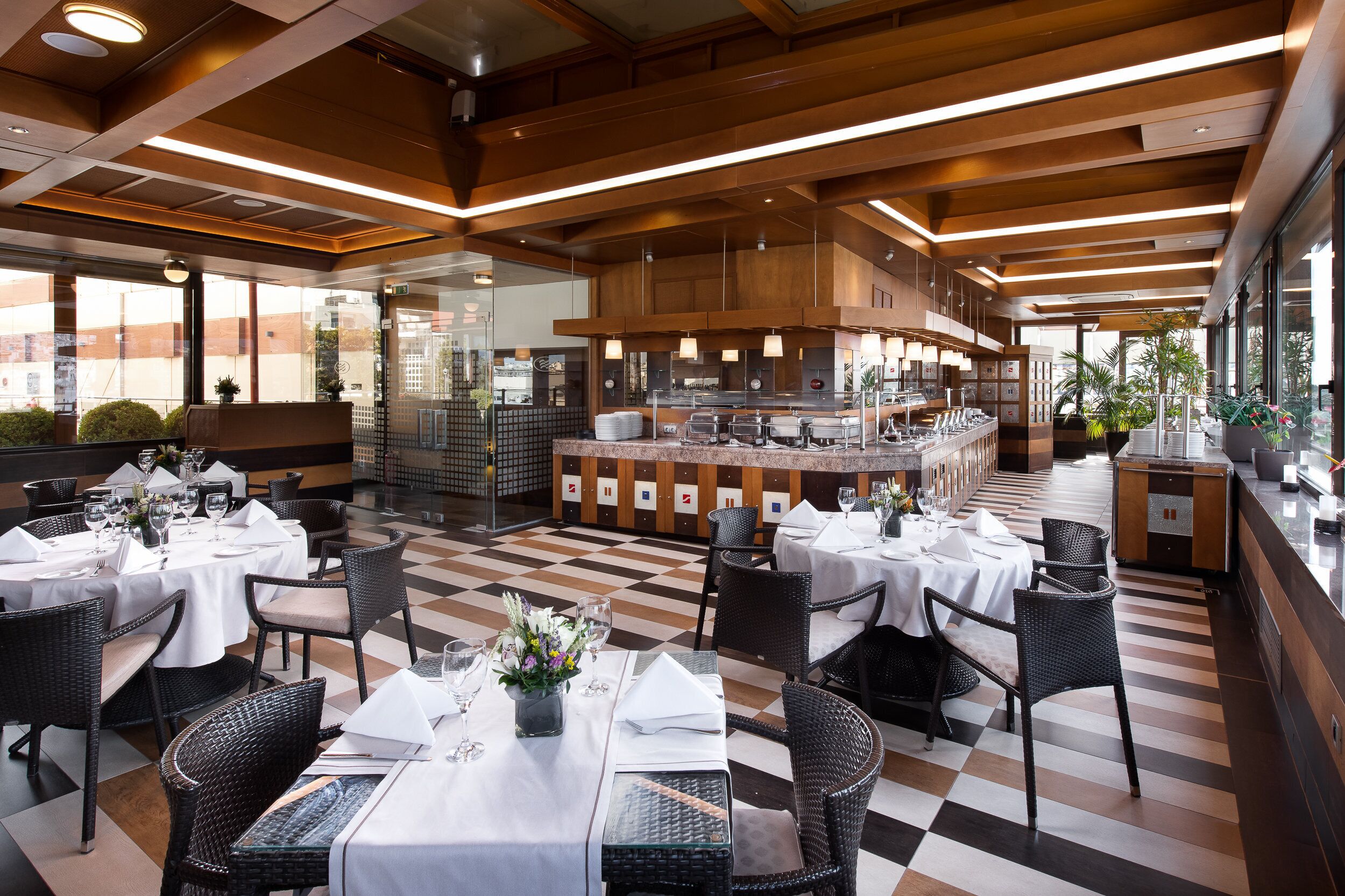 2 restaurants, breakfast served