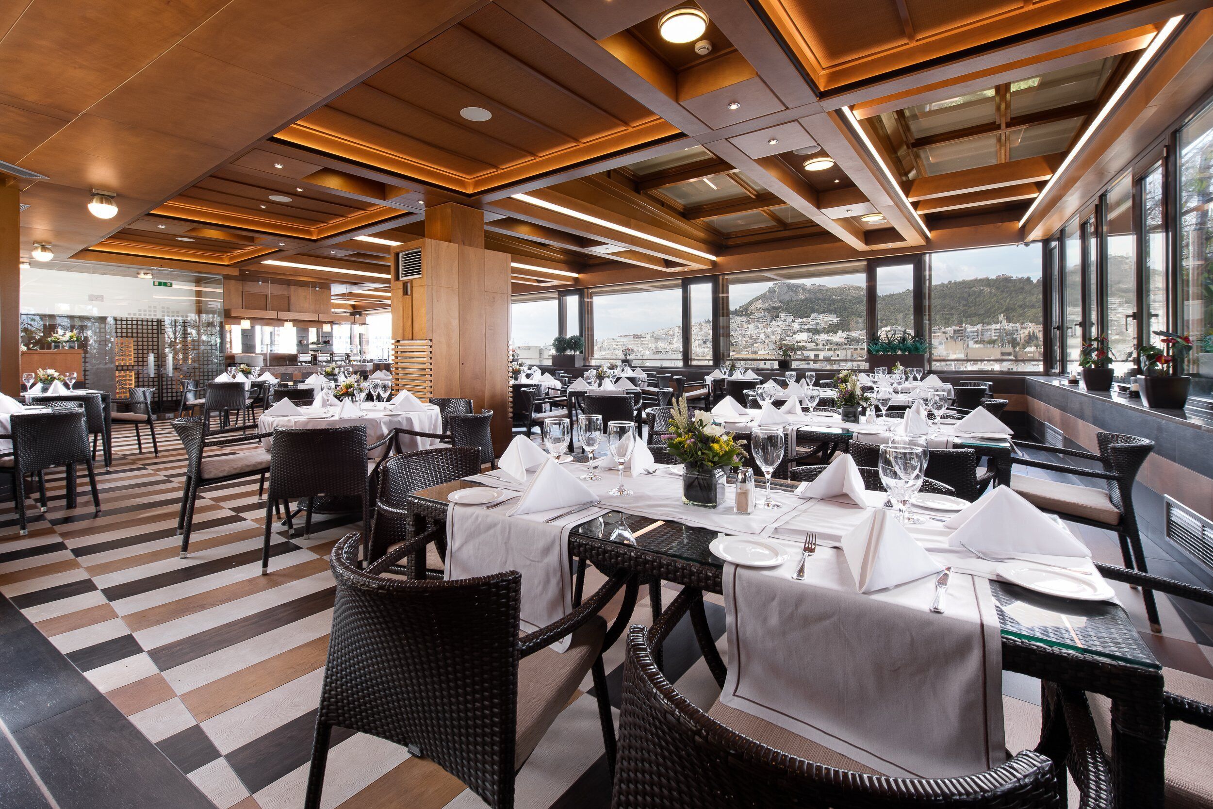 2 restaurants, breakfast served