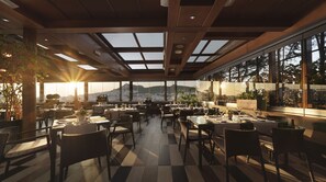 2 restaurants; breakfast, lunch and dinner served  - Crowne Plaza Athens City Centre by IHG (Athens)