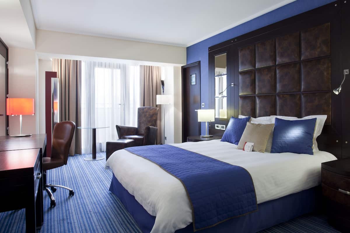 Premium bedding, down duvets, Tempur-Pedic beds, minibar