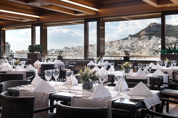 2 restaurants, serveren ontbijt