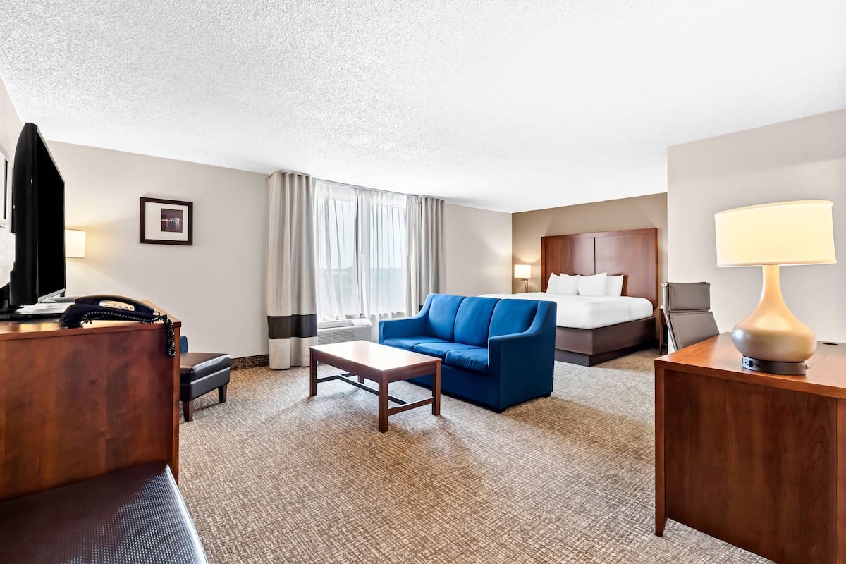 Suite, 1 King-Bett und Schlafsofa, Nichtraucher | Verdunkelungsvorhänge, Bügeleisen/Bügelbrett, kostenlose Babybetten