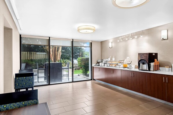 Free daily self-service breakfast - Comfort Inn University (Wilmington)