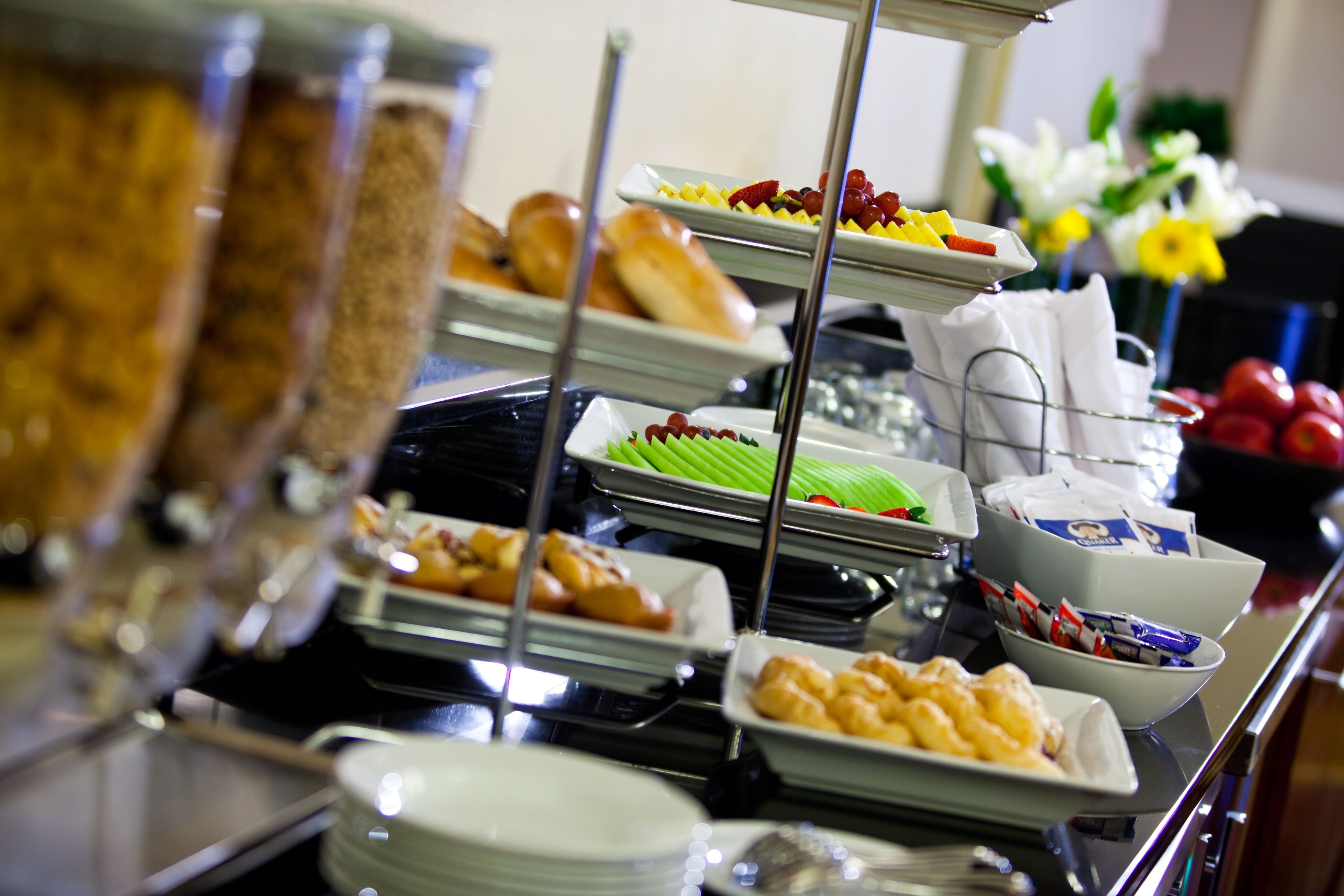 Ein Buffet mit verschiedenen Speisen und einer Kaffeestation.