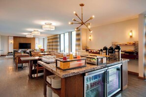 Chambre, 1 très grand lit | Repas de petit déjeuner