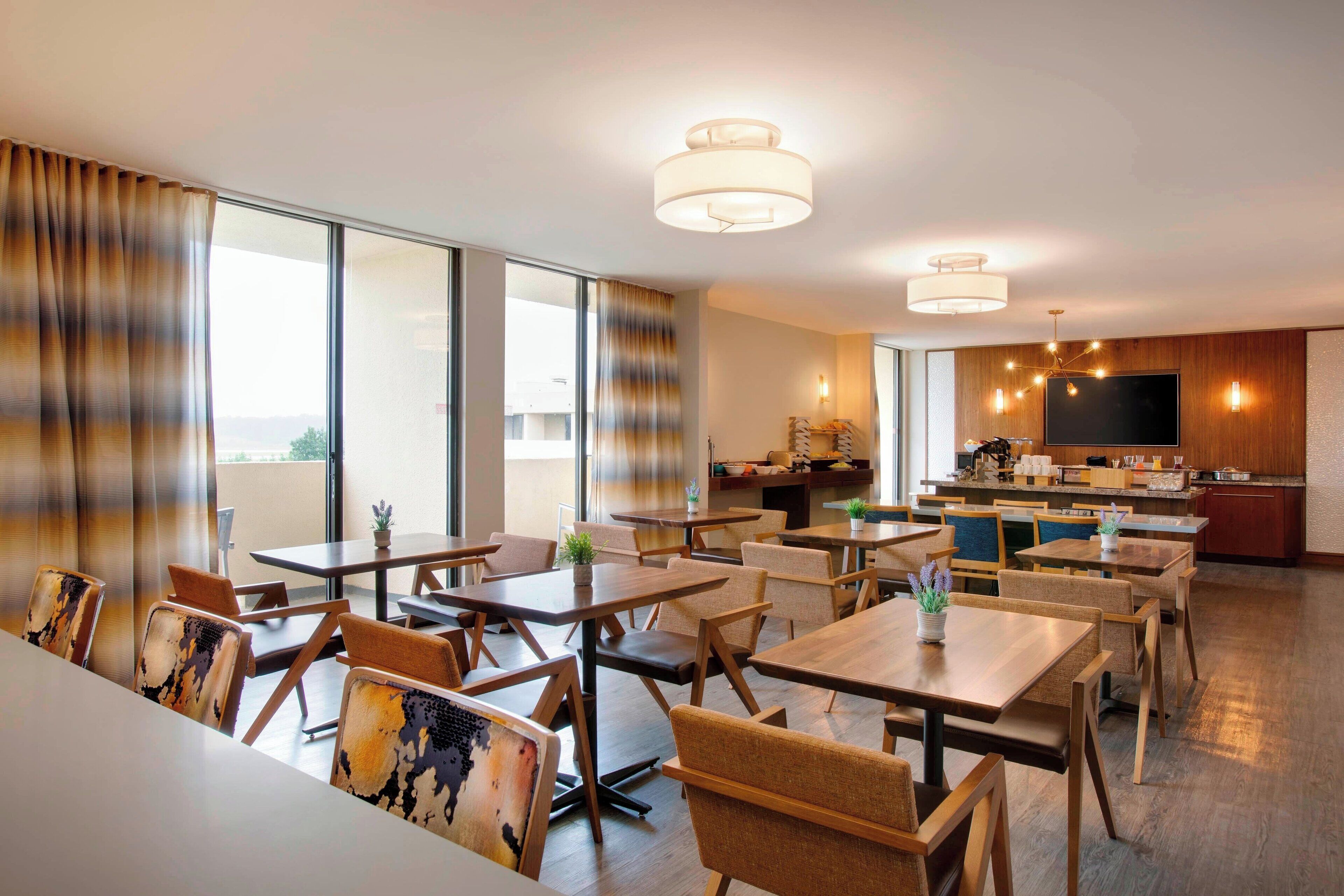 Room, 1 King Bed | Lounge