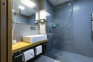Dusche, kostenlose Toilettenartikel, Bidet, Handtücher
