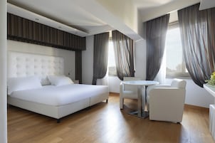 Superior Double Room | Minibar, in-room safe, desk, blackout drapes